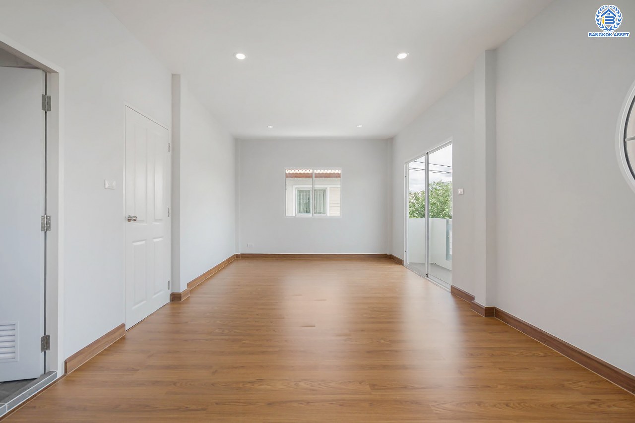 บ้านมือสองตกแต่งใหม่ ม.ชวนชื่น บรู๊คไซด์ ราชพฤกษ์-ติวานนท์ เนื้อที่ 53.6 ตร.ว. ฟังก์ชัน 3 ห้องนอน 2 ห้องน้ำ จอดรถได้ 1 คัน บรรยากาศเงียบสงบเป็นส่วนตัว สิ่งอำนวยความสะดวกมากมาย! บนทำเลศักยภาพ หน้าโครงการติดถนนใหญ่ ใกล้จุดขึ้นทางด่วน "ศรีสมาน"